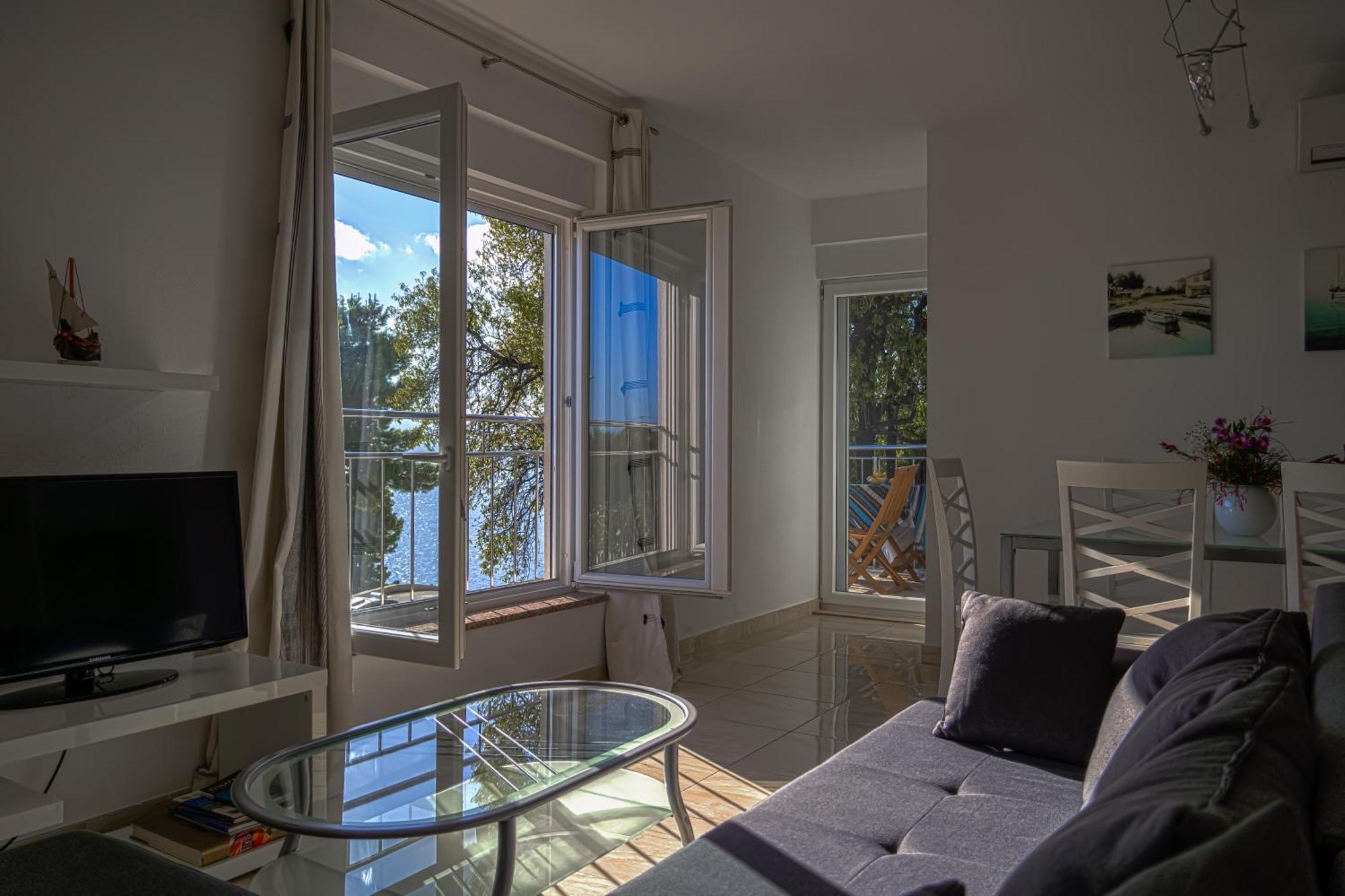 Apartments Sara & Nina Omiš Eksteriør billede